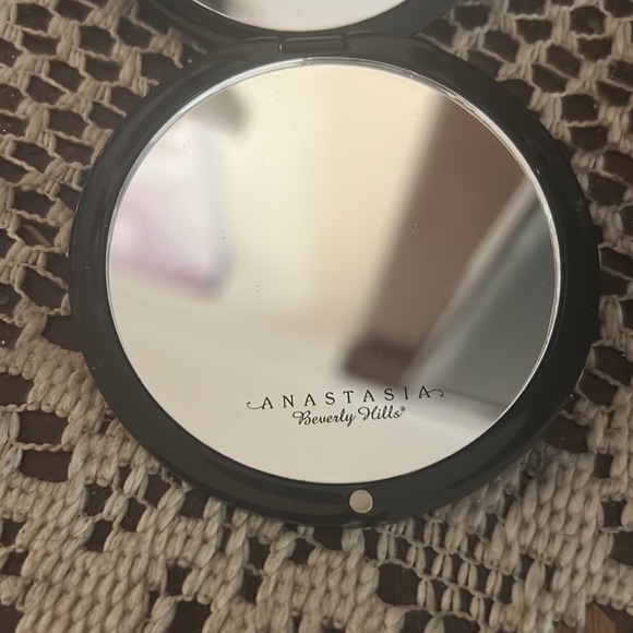 Anastasia Beverly Hills Compact Mirror - Picture 3 of 3